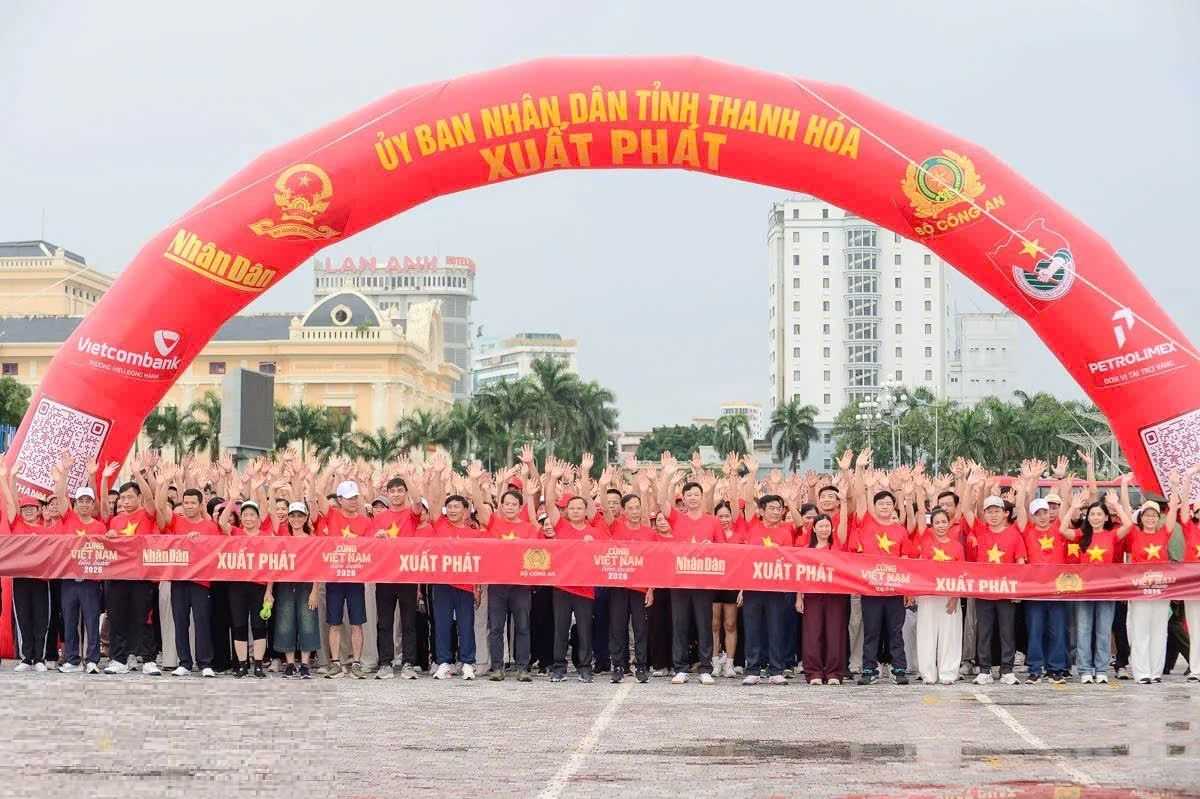 Hơn 300 cán bộ, giảng viên và sinh viên Trường Đại học Hồng Đức tham gia đi bộ “Cùng Việt Nam tiến bước”